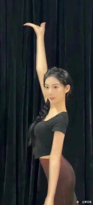 开云体育入口-亲手送吴亦凡入狱5年后，都美竹迎噩耗，法院出手或使其饭碗不保