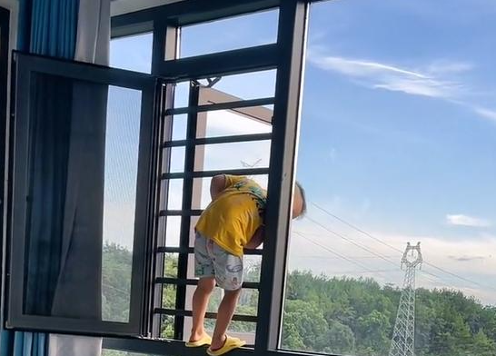 开云体育APP下载-一男子在35楼大厦擦玻璃被男孩割断安全绳,父母看到孩子死相崩溃